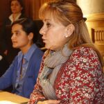 Isabel Carrasco junto a una de las detenidas por su asesinato, Montserrat Triana Martínez González