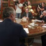Cristóbal Montoro (d), con el secretario de Estado de Hacienda, Miguel Ferre (de espaldas), Ignacio Fernández Toxo, Cándido Méndez y Jesús Terciado, que se han reunido hoy.
