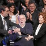Jaime de Arminán entre González Macho y Julia Gutiérrez Caba, la entregadora