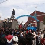 Los supervivientes se concentran frente a la iglesia