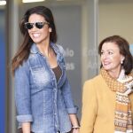 La madre del piloto español Fernando Alonso, Ana Díaz, y su novia, Lara Álvarez, en la puerta del Hospital