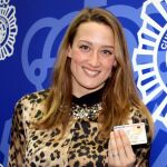 El ministro del Interior, Jorge Fernández Díaz, posa junto la nadadora olímpica Mireia Belmonte, a quién se ha expedido el primer DNI electrónico 3.0.