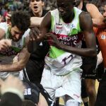 Jugadores del Bilbao Basket y del Laboral Kutxa Baskonia, durante la trifulca.
