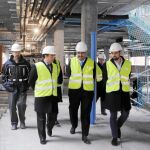 El alcalde de Móstoles, Daniel Ortiz, ayer durante su visita a las obras del nuevo centro sanitario