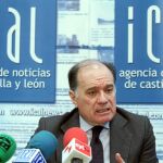 El consejero de Economía y Empleo, Tomás Villanueva, durante los Desayunos de Ical