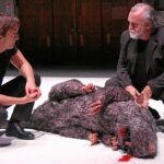 Joan Carreras (izda.) y Andreu Benito, los dos únicos actores de «El policía de las ratas», en una escena del montaje