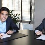 Marc Bartr firmó este mediodía, acto que representó el nuevo presidente del Barcelona, Josep Maria Bartomeu