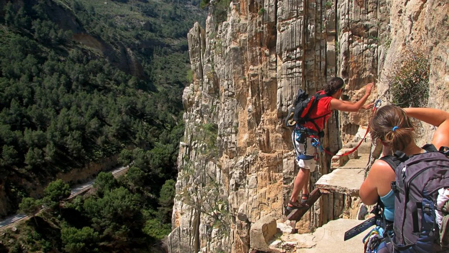 Imagen del Caminito del Rey antes de ser reparado, en la que se aprecia cómo en determinados tramos el suelo no existe