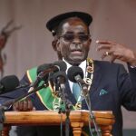 Mugabe amenaza con expulsar del país a los diplomáticos que defiendan a los gays