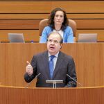 El presidente de Castilla y León, Juan Vicente Herrera, durante una intervención en el Pleno de las Cortes, ante la presidenta del Parlamento regional, María Josefa García Cirac