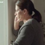 Carmen habla por teléfono con Eduardo. No sabe que el teléfono está pinchado
