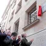 El alcalde de Salamanca, Alfonso Fernández Mañueco, junto a Alejandro Ruiz Huerta, abogado laboralista que sobrevivió a la matanza, y los dirigentes de CCOO, Angel Hernández y Carlos Bravo, durante el acto