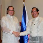 El presidente de Paz y Cooperación Joaquín Antuña, posando con el embajador de Filipinas en España don Carlos Salinas, (derecha) con atuendo típico de ese país.