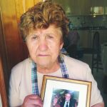 Adelina posa con la foto de Manuel Fraga, a quien asegura que atendió