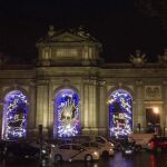 Vista general de la Puerta de Alcalá con la iluminación navideña