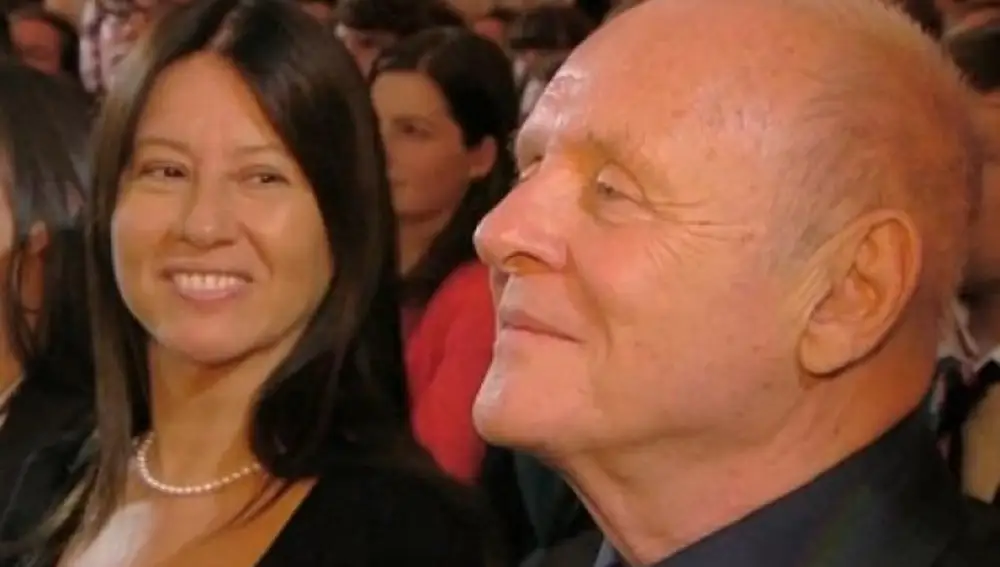 Un emocionado Anthony Hopkins, junto a su orgullosa esposa.