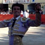 Paulita pasea las dos orejas del toro de su triunfo