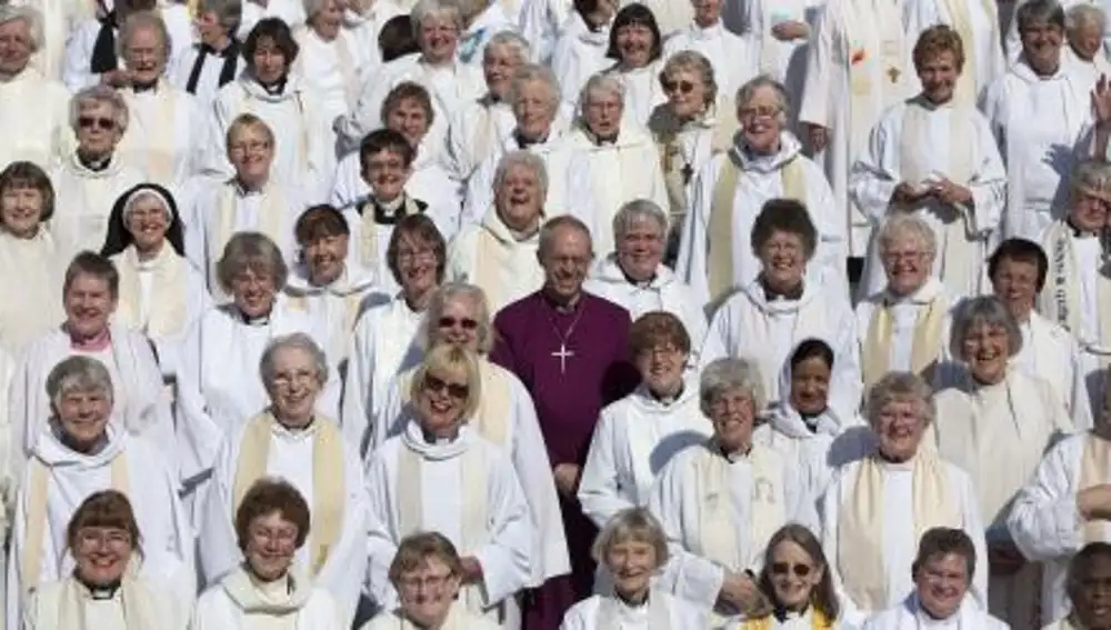 El arzobispo de Canterbury Justin Welby, posa con decenas de mujeres sacerdotes hoy en la catedral de San Pablo en Londres..