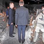 El presidente ruso, Vladimir Putin, visitó ayer la ciudad de Kirovsk, donde inspeccionó una recreación de una batalla en el museo de Leningrado