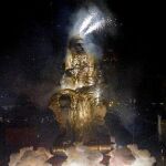 El Moisés de la Falla de la Plaza del Ayuntamiento comienza a arder en la "Nit de la Cremá"