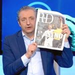 Imagen de Josep Pedrerol en la que muestra «LA RAZÓN del deporte»