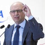 Hacienda rebajará Sociedades y reducirá a cinco los tramos del IRPF
