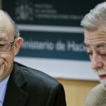El ministro de Hacienda, Cristóbal Montoro, junto al secretario de Estado de Administraciones Públicas, Antonio Beteta (d), durante la reunión del Consejo de Política Fiscal y Financiera (CPFF).