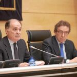 El portavoz, José Antonio de Santiago-Juárez, y el consejero de Economía y Empleo, Tomás Villanueva, explican los acuerdos aprobados en el Consejo de Gobierno