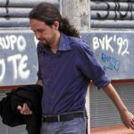 La sorpresa de las pasadas elecciones europeas y líder de Podemos, Pablo Iglesias, junto a su jefe de prensa