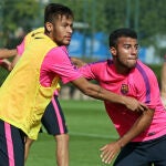 Neymar y Rafinha, en el entrenamiento de este viernes