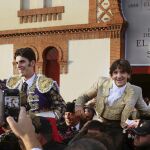 Talavante y Ventura salen, ayer, a hombros del coso de El Bibio de Gijón