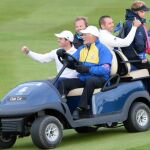 Los jugadores europeos Rory McIlroy y Sergio Garcia celebran su victoria en los «foursome»
