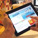 Un usuario usa la red de wifi gratis de Gowex en un restaurante.