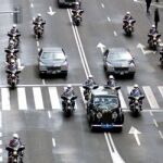 Imagen del día de la boda de los Príncipes de Asturias durante su paseo en coche por las calles de Madrid.