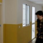 Vista de la puerta precintada de la vivienda en la localidad sevillana de Alcalá de Guadaira donde residían el matrimonio fallecido y sus dos hijas.