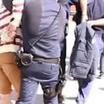Los agentes conducen a los detenidos a dependencias policiales.