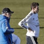 El entrenador del Real Madrid, Carlo Ancelotti, junto al centtrocampista galés Gareth Bale en una imagen de hace años