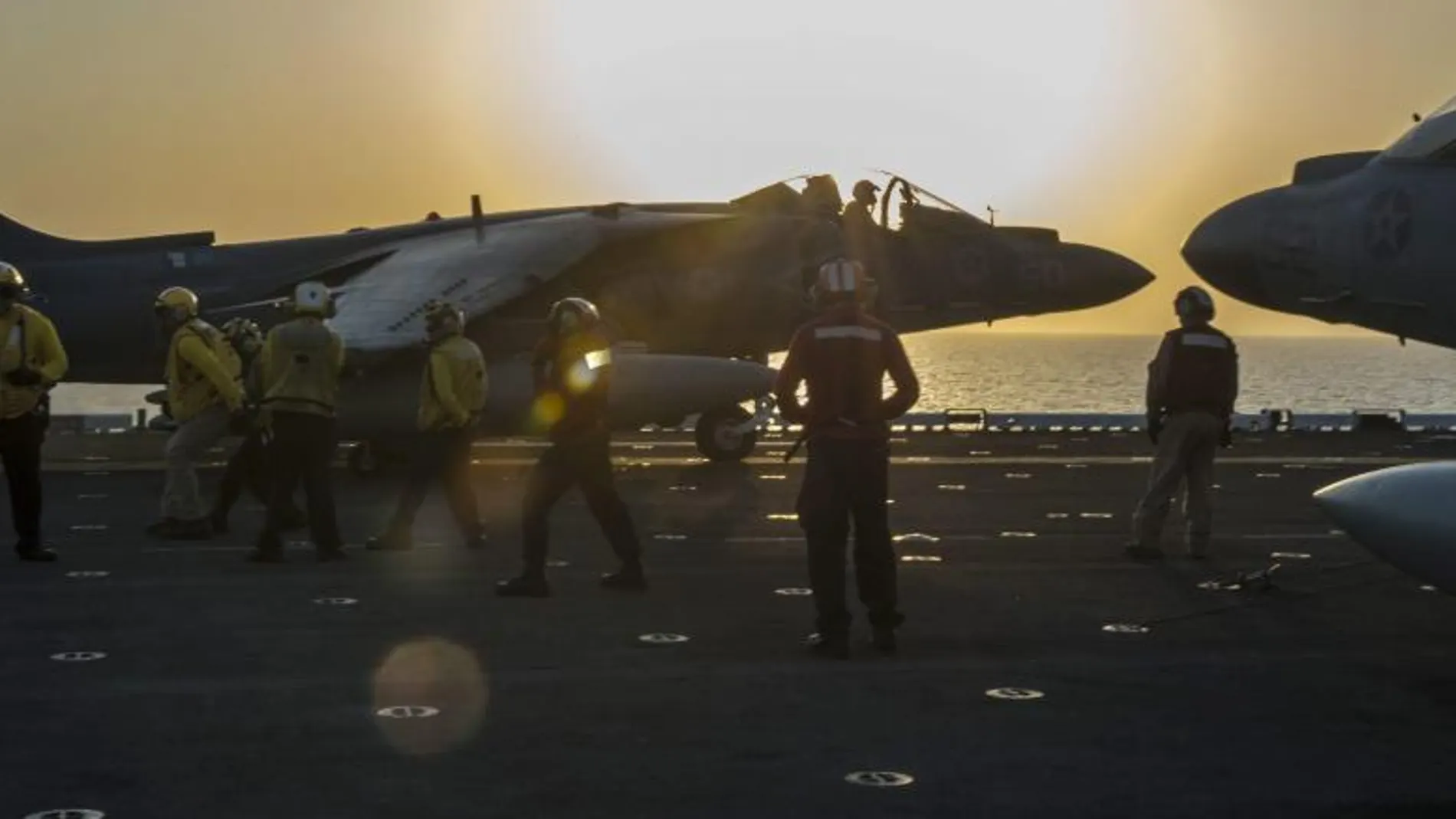 Un McDonnell Douglas AV-8B Harrier II despegando de la cubierta del portaaviones estadounidense USS Makin Island durante unas operaciones en el Golfo Pérsico