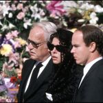 Rainiero de Mónaco, el príncipe Alberto y Carolina durante el funeral de Grace Kelly.