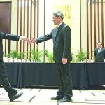 El enviado taiwanés, Wang Yu Chi (a la izda) y su homólogo chino, Zhang Zhijun, ayer en Nankín