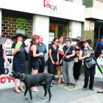 Los trabajadores despedidos se manifiestan a las puertas del Ecyl el pasado mes de junio