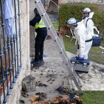 Agentes de la Policía Judicial, en la casa rural situada en Tordómar (Burgos), donde se produjo la tragedia