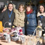La presidenta de Cadena de Favores, Laura Villagrasa, junto con otras voluntarias de la asociación durante un mercadillo solidario