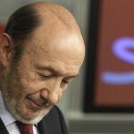 El secretario general del PSOE, Alfredo Pérez Rubalcaba, durante la rueda de prensa que ofreció tras la reunión de la Ejecutiva Federal del PSOE