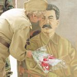 Stalin (1878-1953) está considerado uno de los políticos más despiadados del siglo XX, estatuto que comparte con Hitler. Eliminó a todos sus adversarios, que se contaban por millones, y supo permanecer en el poder con mano de hierro. En la imagen, una mujer besa un retrato del dictador
