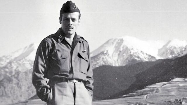 Ricardo Sicre posa delante de los Pirineos desde el lado francés