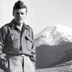 Ricardo Sicre posa delante de los Pirineos desde el lado francés
