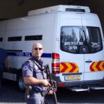 Un furgón ha trasladado a los sospechosos del asesisanato de Abu Jedir a prisión.