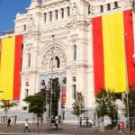 Los Reyes podrán ver a su llegada a Neptuno desde la Gran Vía las dos grandes banderas que decoran la Plaza de Cibeles.