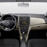 En el interior no hay lujos, pero sí cuenta con sistemas como ESP, anclajes Isofix o conectividad Media NAV.